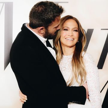 ben affleck and jennifer lopez kissing on the marry me red carpet